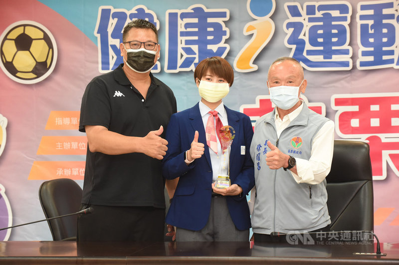 苗栗縣長徐耀昌(右)9日表揚傑出運動選手及推動體育有功人士,其中27歲巫雨庭(中)擔任東京奧運跆拳道57公斤級金牌戰主審,獲頒「苗栗之光」。左為巫雨庭父親巫雙貴。(苗栗縣政府提供)中央社記者管瑞平傳真 110年9月9日