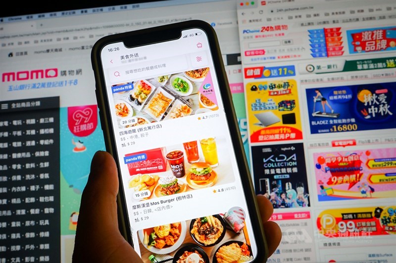 行政院9日宣布振興五倍券將自10月8日起開放領用,全國實體店家、攤商皆可使用,也開放國內電商和外送平台有條件適用。中央社記者王騰毅攝 110年9月9日