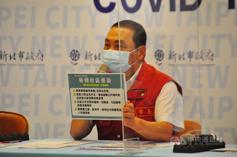 新北市長侯友宜(圖)9日在疫情說明會表示,Delta病毒來勢洶洶要提高警覺,建議市民居家開窗要維持通風,以降低病毒傳播力。中央社記者黃旭昇新北攝 110年9月9日