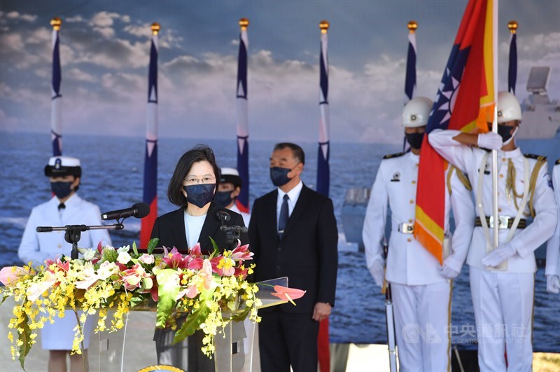 總統蔡英文(前)赴蘇澳中正基地,主持海軍塔江艦成軍暨快速布雷艇交艇典禮,蔡總統致詞時表示,塔江軍艦在不到一年內達成作戰測評、順利成軍,證明在國防自主的路上,不論遇到什麼困難,都能一一克服,用具體成果打破所有抹黑和質疑,塔江軍艦優異性能也獲得國際認同,成為台灣之光。中央社記者王飛華攝 110年9月9日