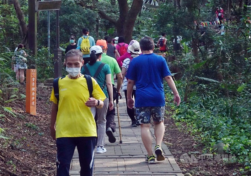 桃園市長鄭文燦宣布,桃園市二級加強警戒延長至9月23日。圖為桃園虎頭山風景區民眾戴口罩踏青健行。(中央社檔案照片)
