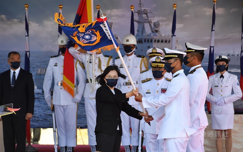 總統蔡英文(前左)9日赴蘇澳中正基地,主持「海軍塔江艦成軍暨快速布雷艇交艇典禮」,蔡總統下達成軍命令、並授旗、授印。中央社記者王飛華攝 110年9月9日