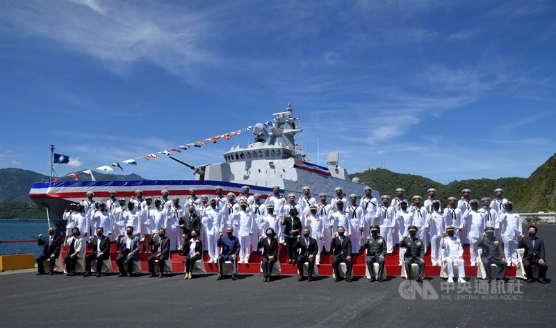 海軍塔江艦成軍暨快速布雷艇交艇典禮9日在蘇澳中正基地舉行,圖為總統蔡英文(前中)與官兵合影。中央社記者王飛華攝 110年9月9日