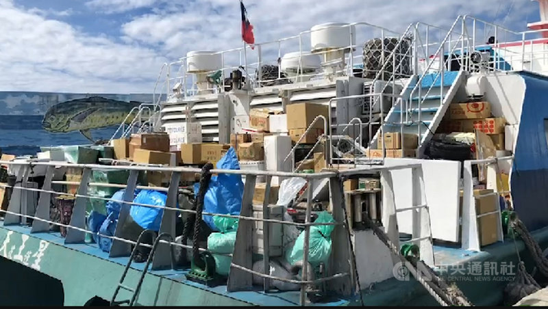 颱風「璨樹」逼近，台東客輪9日加開船班，疏運綠島、蘭嶼旅客返回台東，離島居民也加緊補充物資，船公司公告10、11日台東往返離島船班取消。中央社記者盧太城台東攝  110年9月9日