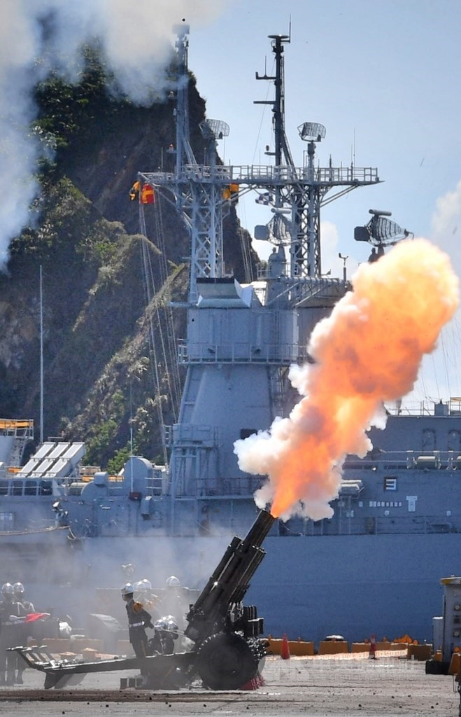 總統蔡英文9日赴蘇澳中正基地,主持「海軍塔江艦成軍暨快速布雷艇交艇典禮」。圖為海軍鳴放禮砲歡迎蔡總統的到來。中央社記者王飛華攝 110年9月9日