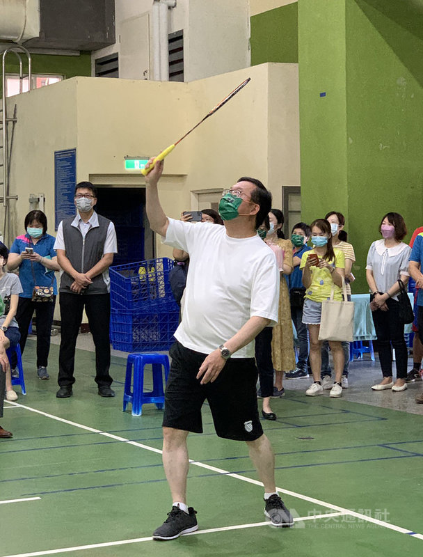 桃園市長鄭文燦(前中)9日在光明國中與今年奧運羽球男雙金牌組合李洋、王齊麟進行友誼賽,互相切磋球技,過程歡樂。中央社記者葉臻攝 110年9月9日