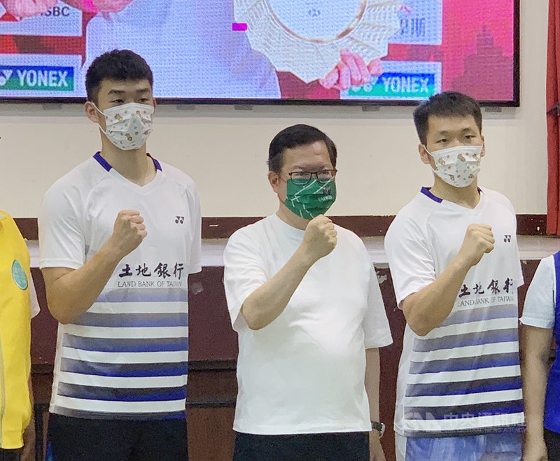奧運羽球男雙金牌組合「麟洋配」王齊麟(左)、李洋(右)9日到桃園,與桃園市長鄭文燦(中)一同在光明國中鼓勵羽球選手。中央社記者葉臻攝 110年9月9日