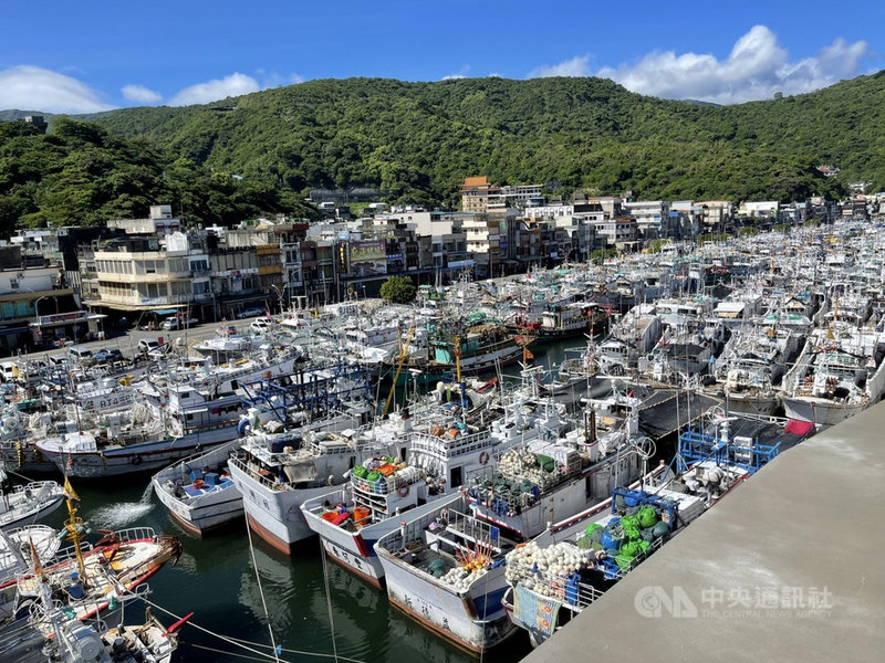 強烈颱風璨樹逼近,東台灣首當其衝,宜蘭南方澳許多漁民10日已陸續將船隻駛回,並以繩索固定,漁港內擠滿避難的船隻。(讀者提供)中央社記者沈如峰宜蘭縣傳真 110年9月10日