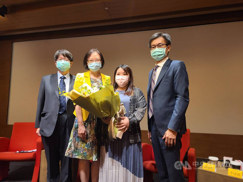 亞東醫院院長邱冠明(右)10日出席「疫無反顧 亞東醫院做對的事」新書發表會時表示,如今Delta出現本土疫情,「台灣這次不是海嘯第一排,而是在震央」,務必審慎以待。中央社記者張茗喧攝 110年9月10日