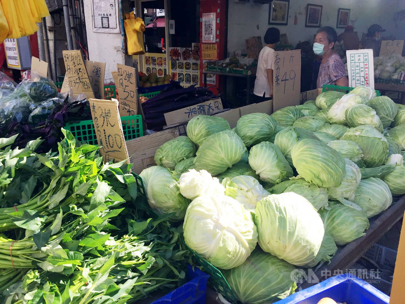 傳統市場高麗菜10日每台斤49元,以每顆通常2.5台斤居多計算,要價125元;不過短期葉菜仍有促銷特價,消費者仍可以選擇相對平價蔬菜食用。中央社記者楊淑閔攝 110年9月10日