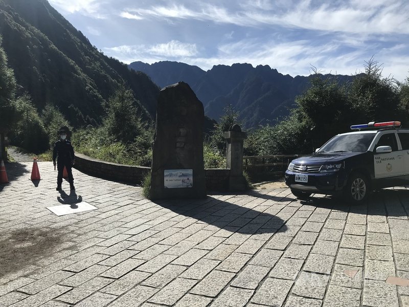 颱風璨樹進逼,氣象局10日發布海上颱風警報,玉管處公告10日清晨全面禁入生態保護區,會同保七警方在登山口管制入山、入園,並勸離單攻、過夜山友。(警方提供)中央社記者蕭博陽南投縣傳真 110年9月10日