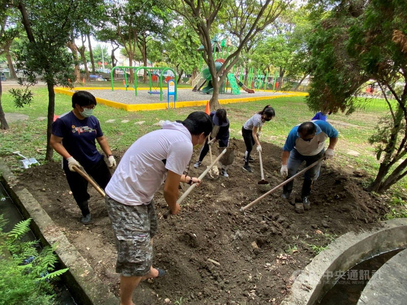 屏東縣立建國實驗小學2年前開闢生態池,因夜晚蛙鳴聲太大遭鄰居投訴,校方決定將生態池搬家,新池10日開挖。(屏東建國實小提供)中央社記者郭芷瑄傳真 110年9月10日