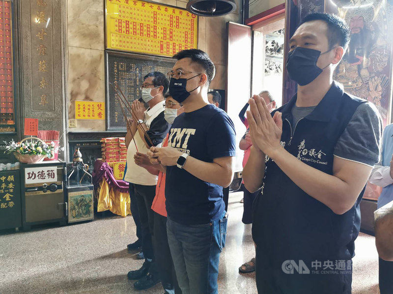 尋求連任的國民黨主席江啟臣(前右2)10日下午在國民黨籍嘉義市議員鄭光宏(前右)等人陪同下,到嘉義市玉皇宮等宮廟參拜,傍晚則和黨籍議員、代表、幹部座談。 中央社記者姜宜菁攝 110年9月10日