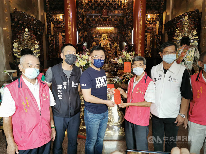 國民黨主席選舉即將登場,尋求連任的黨主席江啟臣(左3)10日走訪嘉義市尋求支持,他受訪時表示,在4名黨主席候選人中,他最了解黨的處境、需要及下階段黨的任務與所要達成目標。中央社記者姜宜菁攝 110年9月10日
