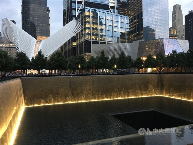 911事件後,紐約世界貿易中心雙塔遺址歷經多年重建面貌一新。圖為北塔紀念水池、交通樞紐The Oculus及911國家紀念博物館。中央社記者尹俊傑紐約攝 110年9月10日