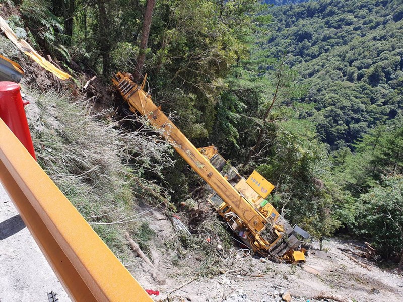 台8線中橫公路117.3公里處、關原路段10日中午發生施工吊車下滑、翻覆意外,後方車輛遭撞上,車上2名乘客閃避不及傷重死亡,吊車則翻落30公尺深山谷。(民眾提供)中央社記者張祈傳真 110年9月10日