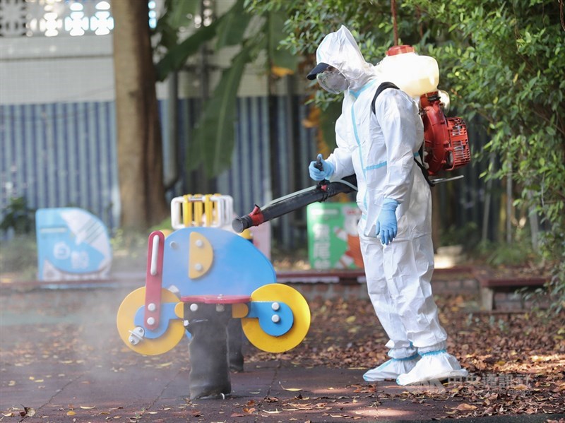 新北幼兒園Delta群聚,其中確診9人是幼兒園學童、1人是學童妹妹,指揮中心專家諮詢小組召集人張上淳表示,此群聚無幼童重症,部分已解隔離。圖為消毒人員對遊樂器具進行清消。(中央社檔案照片)
