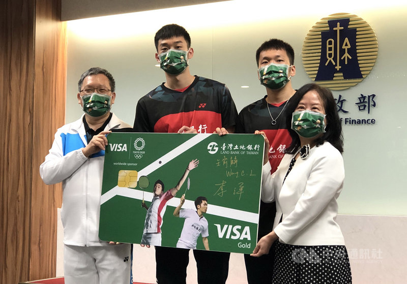 財政部長蘇建榮(左1)10日會見土銀羽球隊、東奧男雙金牌球員王齊麟(左2)及李洋(右2),並由土銀董事長謝娟娟(右1)陪同,蘇建榮當面感謝兩人努力有好表現,讓世界看見台灣。中央社記者吳佳蓉攝 110年9月10日