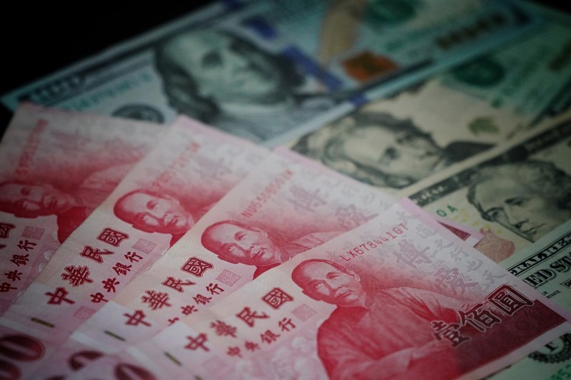 新台幣匯率10日終止連3貶,收盤收在27.69元,升值6.2分。(中央社檔案照片)