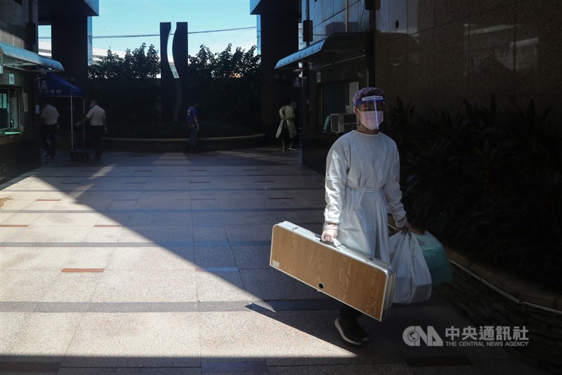 新北幼兒園群聚案延燒,板橋某社區受影響,新北市政府8日清空B棟大樓住戶,9日再派清潔人員加強環境清消,完成階段性任務後,協助防疫的工作人員陸續撤離。中央社記者王騰毅攝 110年9月9日
