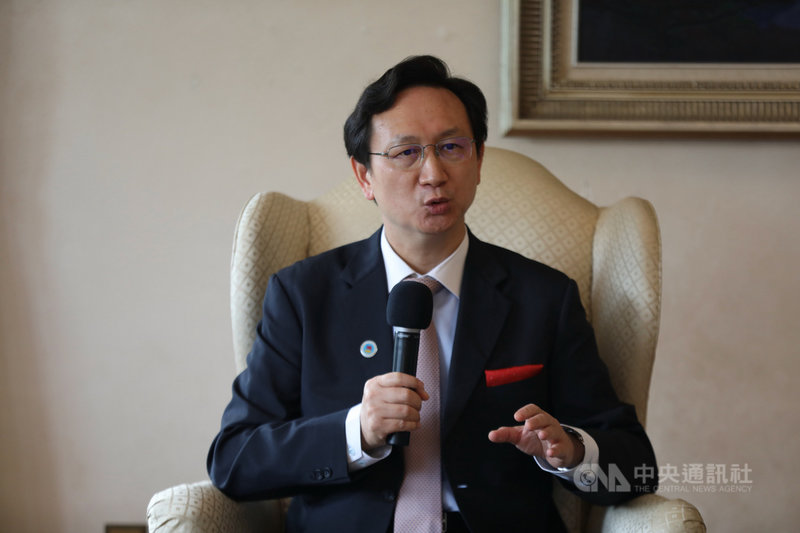 僑務委員會委員長童振源美東時間9日在雙橡園與華文媒體茶敘,分享未來在美拓展台灣華語中心、促進與僑青連結交流等工作計畫。中央社記者徐薇婷華盛頓攝 110年9月10日