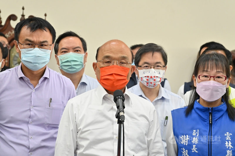 行政院長蘇貞昌(前排中)10日視察雲林縣漢光合作社蔬果採收及包裝作業,會前接受時事提問。陪同者包含農委會主委陳吉仲(前排左)、行政院發言人羅秉成(後排左)、雲林縣副縣長謝淑亞(前排右)、行政院秘書長李孟諺(後排右)等人。(行政院提供)中央社記者賴于榛傳真 110年9月10日