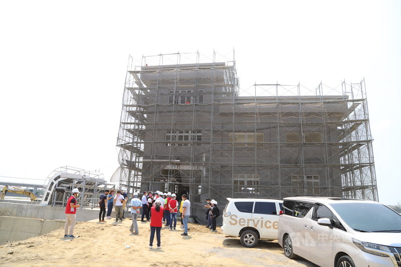颱風璨樹逼近,嘉義縣政府水利處10日表示,朴子市鴨母寮村落及布袋鎮內田排水出口抽水站(圖)雖然尚未完工驗收,但抽水機都已安裝妥當,隨時都可以啟用,將利用颱風來臨的時機,實際測試抽水機功能,確認是否符合防洪需求。中央社記者蔡智明攝 110年9月10日