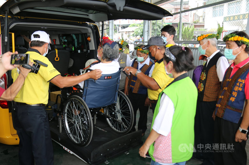 屏東縣瑪家鄉及三地門鄉的幸福小黃10日啟動,兩鄉共新增4條路線,可至屏東基督教醫院、寶建醫院等市區醫院,並以6輛無障礙計程車服務長者及行動不便客群。(瑪家鄉公所提供)中央社記者郭芷瑄傳真 110年9月10日