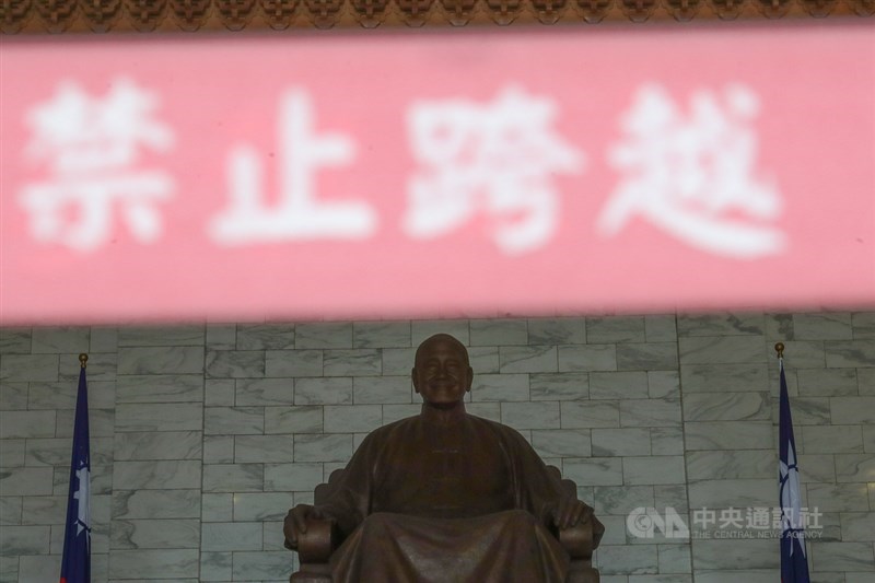 促轉會8日公布中正紀念堂轉型方案,預計以「反省威權歷史公園」為主軸,並移除堂體內前總統蔣介石銅像。中央社記者吳家昇攝 110年9月8日