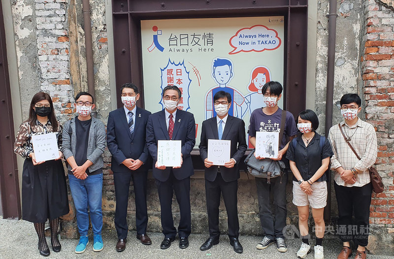 高雄市長陳其邁(右4)10日和日台交流協會高雄事務所長加藤英次(左4)等人前往駁二參觀台日友情動漫展,並親手簽下祝福簽名板,與插畫家一同合影留念。中央社記者洪學廣攝 110年9月10日