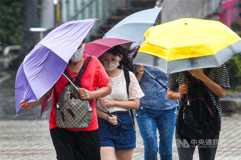 氣象局說,11日中午前後,颱風璨樹暴風圈逐漸進入台灣,12日全台都會籠罩在暴風圈內,各地風強雨驟,13日才會逐漸遠離台灣。(中央社檔案照片)