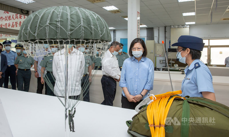 總統蔡英文(右2)10日至軍備局生產製造中心,視導口罩及降落傘生產線。(總統府提供)中央社記者謝佳珍傳真 110年9月10日