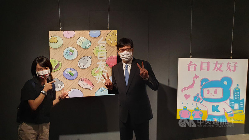 高雄市長陳其邁(右)10日中午前往駁二參觀台日友情動漫主題展,並與高雄在地插畫家、熱門LINE貼圖「ㄇㄚˊ幾兔」作者雪路YUKIJI(左)一同合影。中央社記者洪學廣攝 110年9月10日