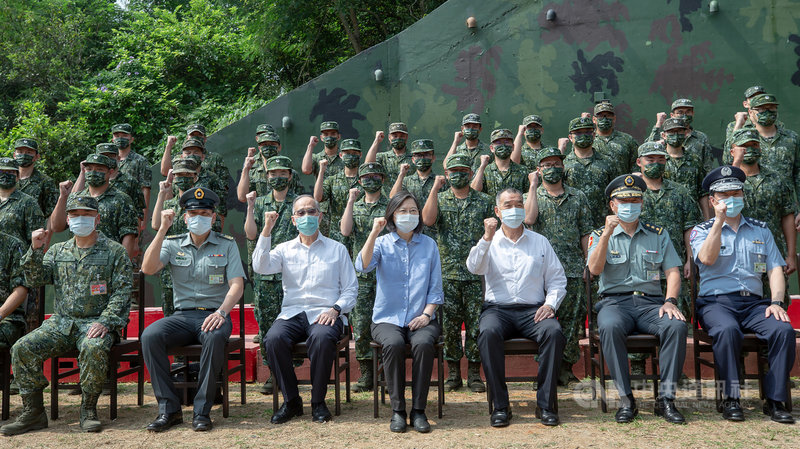 總統蔡英文(前排中)10日赴台中視導空軍防空暨飛彈指揮部,由於漢光演習將至,她請國軍務必全力以赴,讓全世界看見國軍保衛國家的決心。(總統府提供)中央社記者謝佳珍傳真 110年9月10日