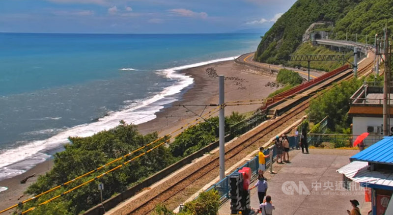 強烈颱風璨樹逼近,台東縣政府劃定公告禁止靠近海岸,民眾可透過線上即時影像,欣賞從南到北超過百公里長沿海的美麗浪花。圖為多良火車站即時影像。(截圖即時影像)中央社記者盧太城台東傳真 110年9月10日