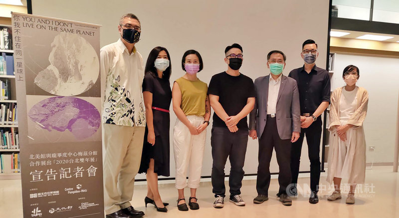 台北市立美術館長王俊傑(右2)、文化部文化交流司長桂業勤(左)、台北市副市長蔡炳坤(右3)、駐法國代表處台灣文化中心主任胡晴舫(左2)及「2020年台北雙年展」公眾計畫策展人林怡華(右)10日共同宣布,2020台北雙年展11月將移師法國展出。中央社記者王寶兒攝 110年9月10日