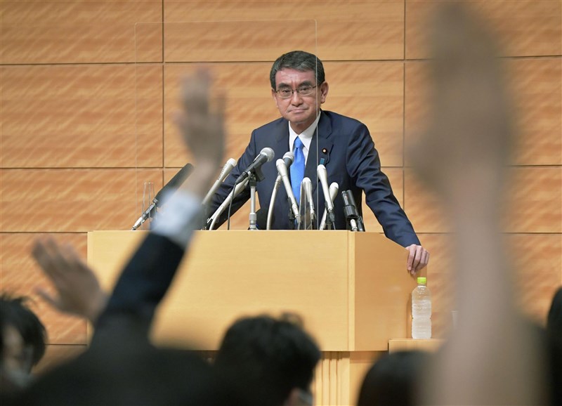 NHK報導,行政改革大臣河野太郎(後)10日正式宣布,將參選牽動下任首相的執政黨自民黨總裁(黨主席)選舉。(共同社)