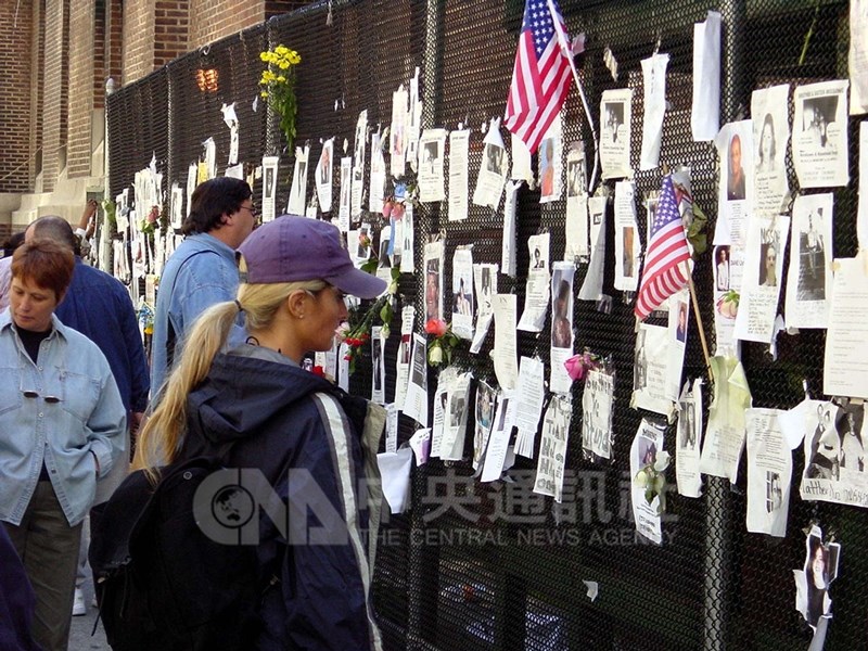 911事件發生後，許多在世貿大樓上班的民眾下落不明，家屬們將他們的資料貼在協尋中心外牆，等待親人平安歸來的奇蹟出現。（中央社檔案照片）