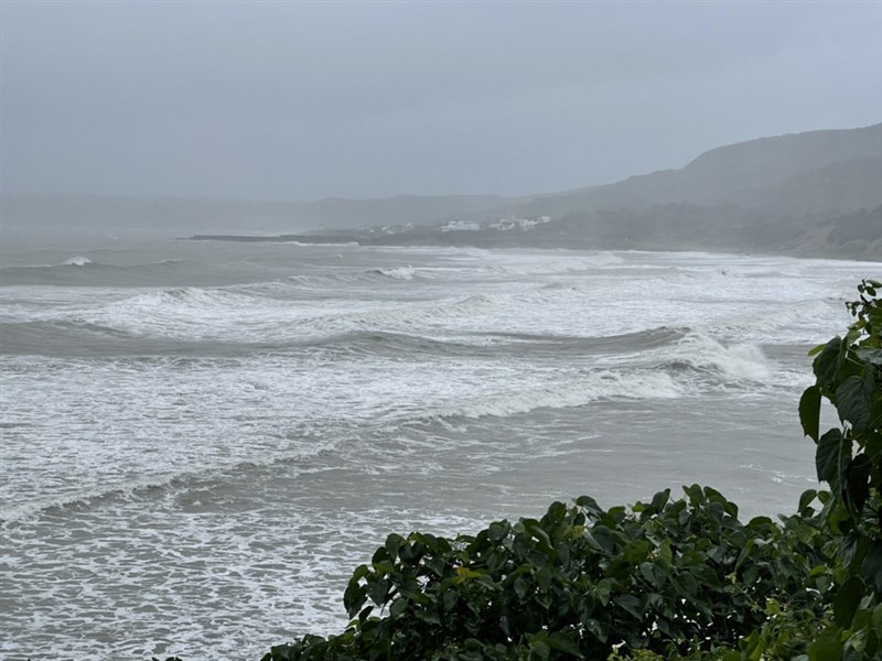 颱風璨樹11日逐漸逼近恆春半島,清晨5時許,恆春地區就出現雨勢,風浪逐漸變大。(民眾提供)中央社記者郭芷瑄傳真 110年9月11日