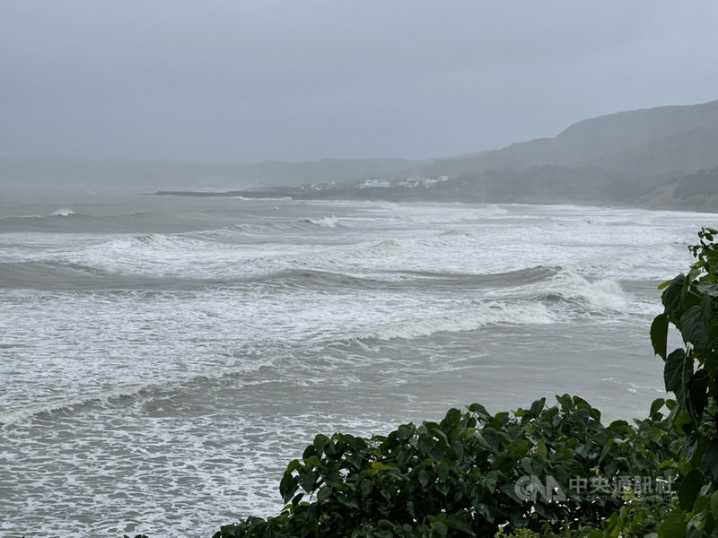 颱風璨樹11日逐漸逼近恆春半島,清晨5時許,恆春地區就出現雨勢,風浪逐漸變大。(民眾提供)中央社記者郭芷瑄傳真 110年9月11日