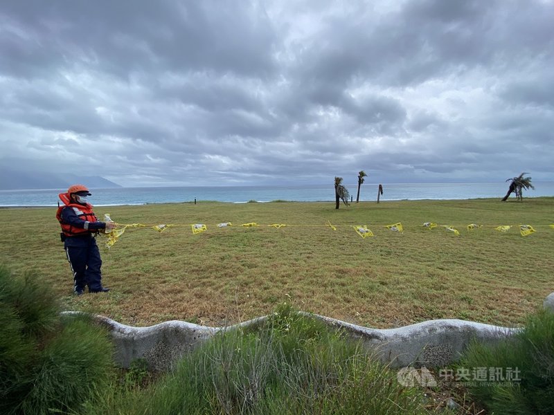 颱風璨樹逼近台灣,11日上午花蓮海邊風浪逐漸增強,海巡署第一二岸巡隊在七星潭等公告警戒區拉設封鎖線,採定點及機動方式,勸離觀浪民眾。(第一二岸巡隊提供)中央社記者張祈傳真 110年9月11日