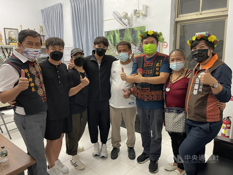 在2020東京奧運勇奪柔道銀牌的楊勇緯(左4)11日與家人返回屏東縣獅子鄉南世村,民進黨籍立委伍麗華(右)、莊瑞雄(右3)等人也現身祝賀。(莊瑞雄服務處提供)中央社記者郭芷瑄傳真 110年9月11日