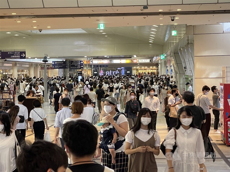 日本政府研擬從11月起對已接種疫苗或檢驗陰性者,放寬緊急事態宣言下的防疫措施。圖為日本神奈川縣川崎市JR車站人潮。(中央社檔案照片)