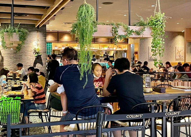 新加坡日前宣布一系列COVID-19防疫新措施,包括推行更廣泛的檢測、強制更多風險較高的行業定期檢測,並呼籲民眾減少社交活動。圖為新加坡一家商場內的餐廳用餐人潮。(中央社檔案照片)