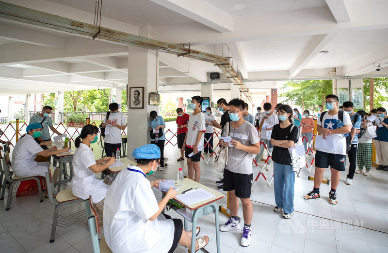 中國福建省莆田市爆發COVID-19校園群聚疫情,截至11日已24人染疫,經快篩初判為Delta變異株。圖為7月30日,莆田啟動高中生集中接種疫苗。(中新社提供)中央社 110年9月11日