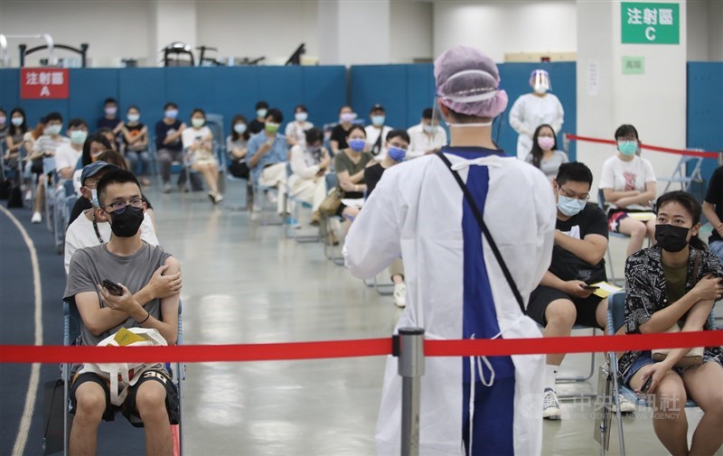 第9輪公費疫苗接種提供第1劑BNT疫苗及第2劑高端疫苗。圖為北市大型接種站。(中央社檔案照片)