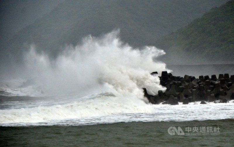 颱風璨樹步步逼近,台東縣南迴地區11日傍晚可感受到風雨和海浪明顯增強,海面出現長浪,打在礁岩上激起壯觀浪花。中央社記者盧太城台東攝 110年9月11日