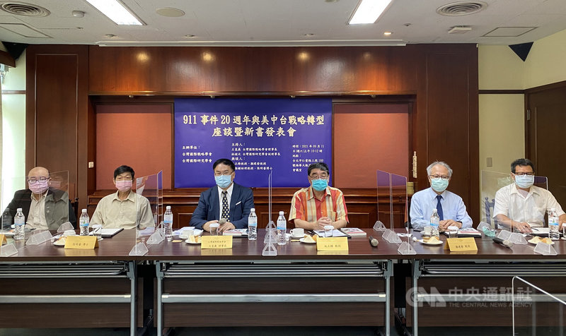 台灣國際戰略學會及台灣國際研究學會11日舉辦座談會,聚焦911事件20週年與美中台三邊關係,台灣國際戰略學會理事長王崑義(左3)主持,東華大學教授施正鋒(右3)等人出席。中央社記者鍾佑貞攝 110年9月11日