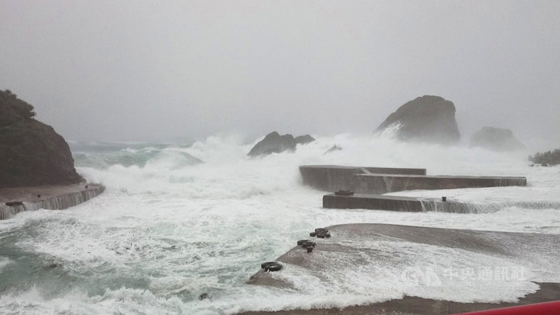 颱風璨樹11日清晨已碰觸蘭嶼,從清晨5時許風雨開始增強,8時左右出現瞬間陣風9級,浪花打上碼頭。(民眾提供)中央社記者盧太城台東傳真 110年9月11日