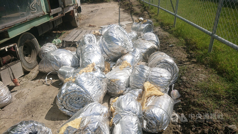 新北市五股夏綠地遭人非法棄置廢棄風管,市府環保局與警方合作比對空拍圖和監視器,10日逮捕劉姓、許姓2嫌送辦。(新北市政府環保局提供)中央社記者沈佩瑤傳真 110年9月11日